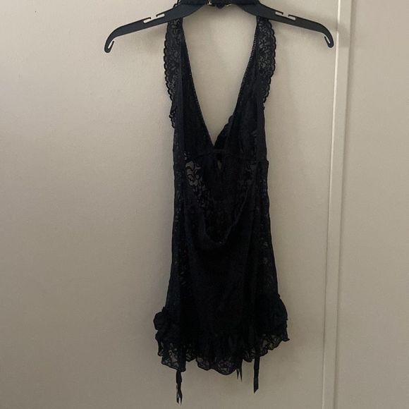 Elegant Black Lace Halter Lingerie - Picture 4 of 7